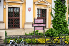 <p>Budynek Wydziału Filologii przy placu Nankiera 15&nbsp;</p>